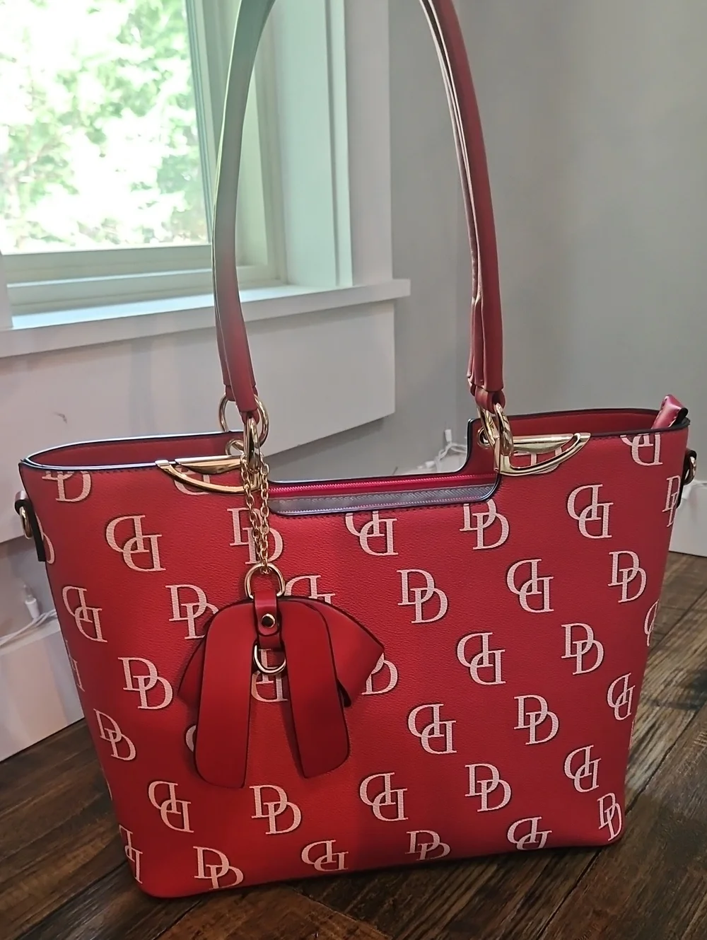 New Classic Fashion Large Signature DD Red Tote Bag Bow Charm- Matching Wristlet